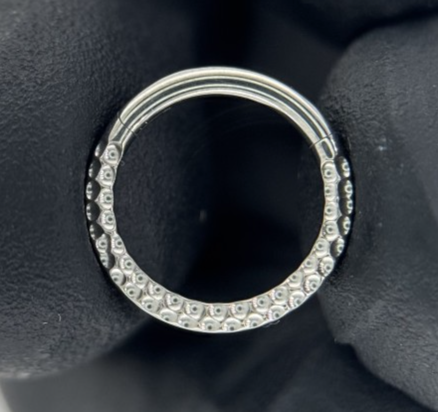 Aimia Hammered Texture Clicker Ring (Horizontal)